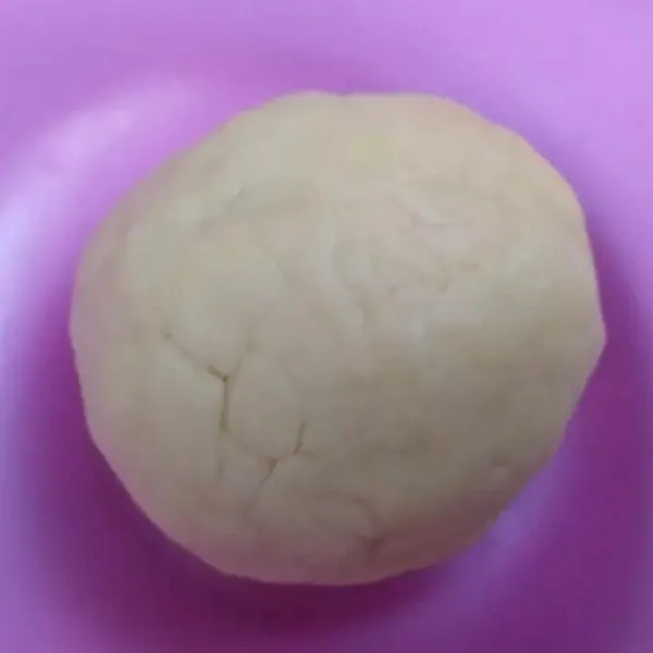 Setelah tercampur rata tambahkan air es sedikit demi sedikit sambil diuleni dgn tangan sampai padat dan mudah dibentuk.