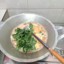 Tambahkan air, sambal dan caisin/ sawi.