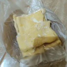 Potong adonan sesuai selera, taburi dengan terigu dan kasih pembatas plastik. Simpan dalam lemari es. Gunakan sesuai kebutuhan.