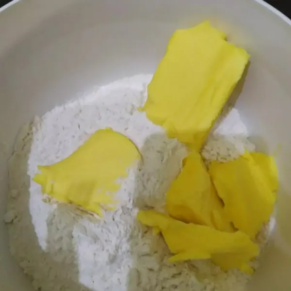 Membuat kulit : campur tepung, margarin, gula, air dan garam. Aduk rata.