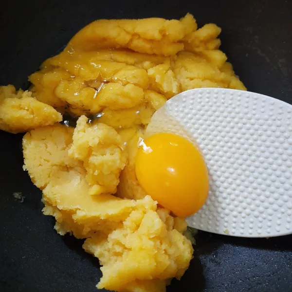Setelah dingin, masukkan kuning telur satu per satu. aduk rata.