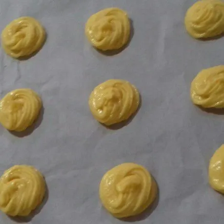 Semprotkan di atas loyang yang dialasi kertas roti. masukkan dalam oven yang sudah panas, panggang dengan suhu 180 derajat selama 25-30 menit hingga kecoklatan dan kokoh mengembang. jangan buka tutup pintu oven supaya kulot soes tidak kempes.