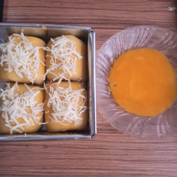 Panaskan oven suhu 170-180 C. Olesi permukaan bolen dengan kuning telur, beri topping keju parut. Panggang selama 40 menit api bawah dan 5 menit api atas atau sesuaikan oven masing-masing.