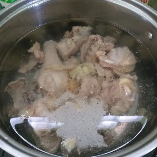 Rebus ayam selama 10 menit mendidih. Angkat, tiriskan dan buang airnya. Rebus lagi ayam dengan jahe, lada bubuk, pala geprek, garam dan bawang putih geprek.