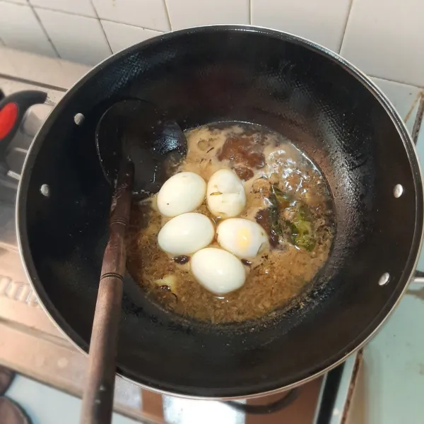 Masukkan telur dan tunggu kembali sekitar 5-8 menit agar bumbu meresap
