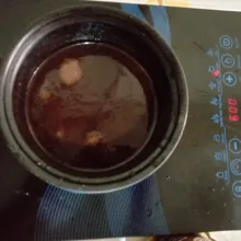 Sembari kita tunggu bolunya matang. Masak nutrijel dengan api sedang, tambahkan air, bubuk kopi dan gula. Lalu aduk perlahan hingga mendidih.