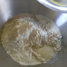 Campurkan tepung terigu,ragi,gula,lalu tuang susu sedikit demi sedikit. Mixer hingga setengah Kalis.