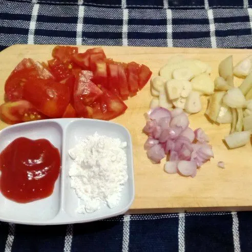 Cincang bawang putih, bawang merah, bawang bombai. Tomat dipotong-potong