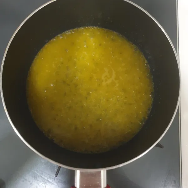 Didihkan margarin dan air, setelah mendidih matikan api.