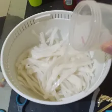 Cuci kwetiau dengan air hangat.