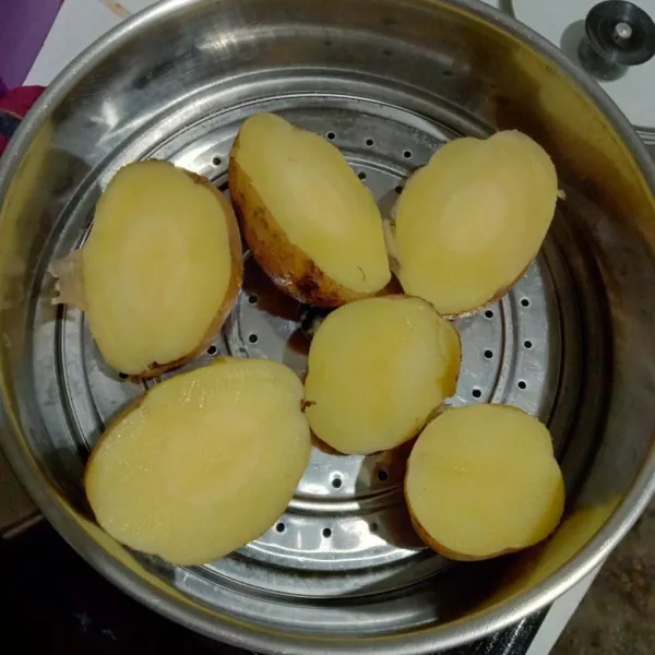 Cuci bersih kentang, lalu belah menjadi dua bagian. Kukus sampai kentang matang. Untuk mengetes kematangan bisa ditusuk dengan lidi. Jika kentangnya udah agak lembek langsung diangkat.