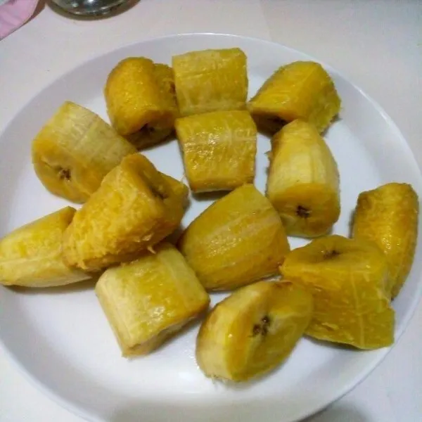 Kukus pisang, potong² & kupas. Sisihkan.