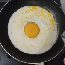 Masukkan telur kemudian susu UHT