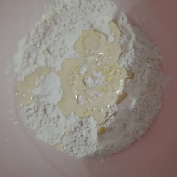 Tuang adonan basah kedalam adonan kering.