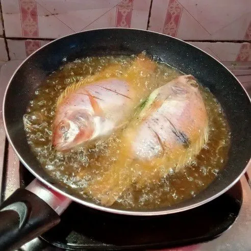 Goreng ikan sampai kecokelatan