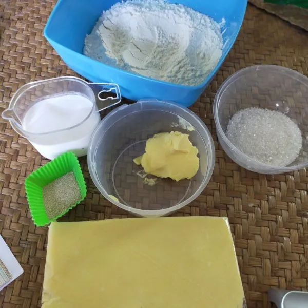 Siapkan bahan seperti tepung, gula pasir, margarin, susu, ragi,dan gilas korsvet hingga bentuk kotak.