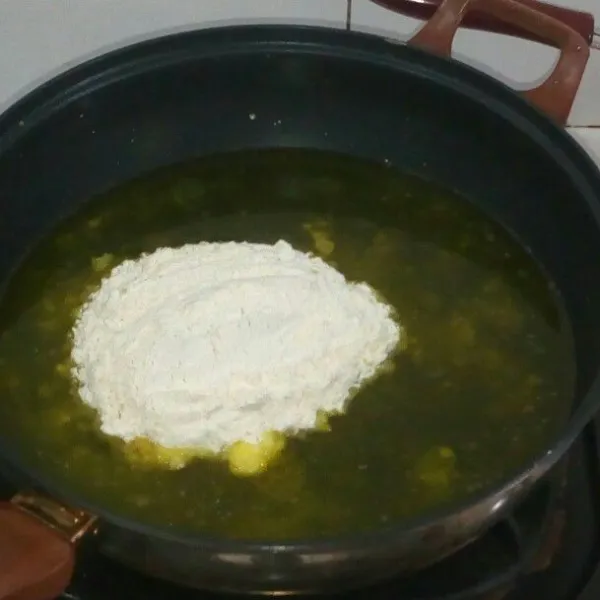 Masukan terigu aduk rata nyalakan apinya kembali.