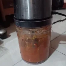Haluskan cabe merah keriting dan cabe rawit dengan tambahan sedikit air.
