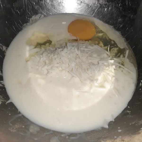 Campurkan sisa telur (2 putih dan 1 kuning) dengan keju dan susu. aduk rata. kalau bisa keju nya gunakan yang suhu ruang agar mudah meleleh saat dimasak.