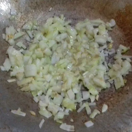 Membuat isi ragout : panaskan margarin, tumis bawang putih dan bawang bombai hingga layu dan harum.