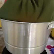Panaskan pengukus dan beri kain ditutup pengukus biar airnya tidak menetes ke bolu.