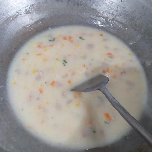 Tambahkan susu cair, kaldu jamur dan gula, aduk rata, test rasa kalau sudah pas, tambahkan maizena yg telah dilarutkan dgn sedikit air, masak sampai meletup, angkat, sisihkan.