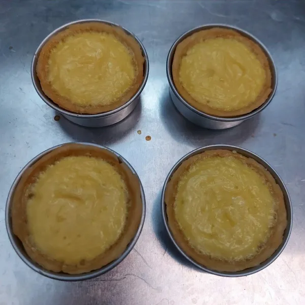 Panggang lagi dgn suhu 180°C selama ±20menit. Tunggu dingin baru keluarkan dr cetakan.