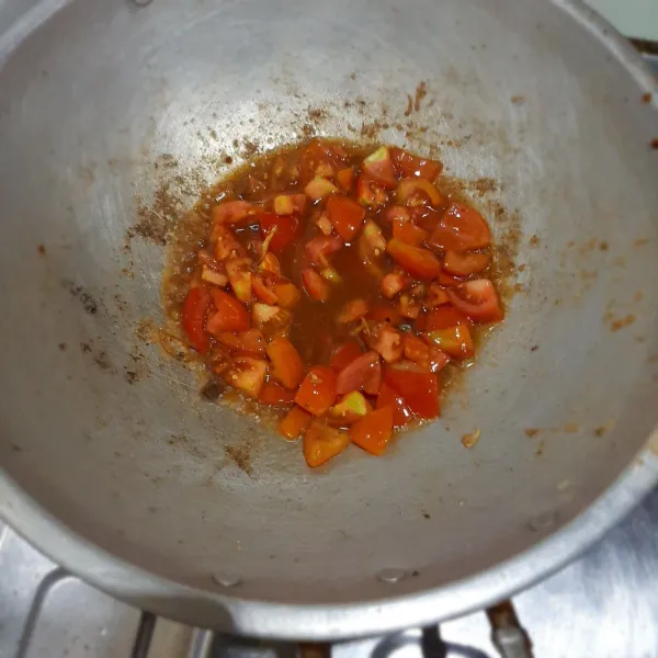 Panaskan minyak lalu tumis tomat sampai agak hancur