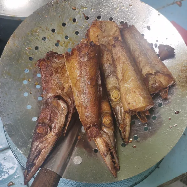 Goreng ikan hingga kecoklatan.