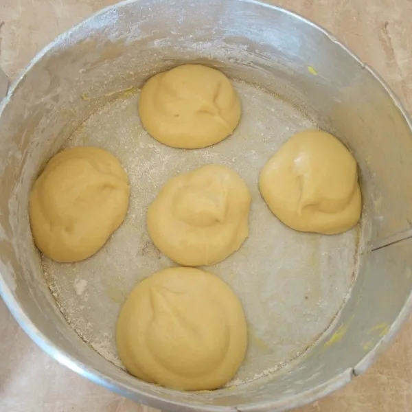 Setak adonan yang sudah diolesin margarin dan taburan tepung. Panggang 200° slm 20 menit, kemudian turunkan suhu 180° selama 20 menit sampai kecoklatan.