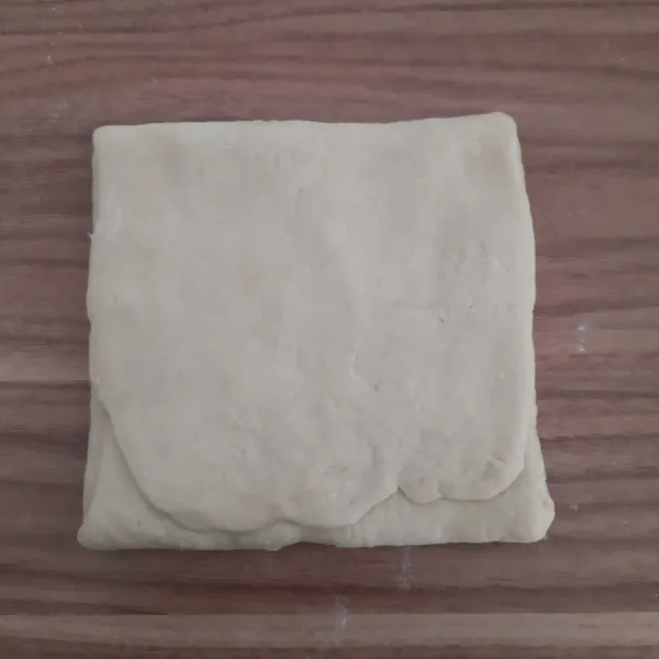 Setelah 1 jam keluarkan adonan, lalu giling pelan pelan sampai 2 kali lipat ukuran, lalu lipat 3 lipatan, lalu masukkan freezer lagi 1jam, ulangi langkah ini sampai 6 kali gilingan dan 6kali di resting di freezer.