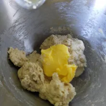 Masukan mentega dan sejumput garam, mixer kembali dan cukup sampai Kalis.