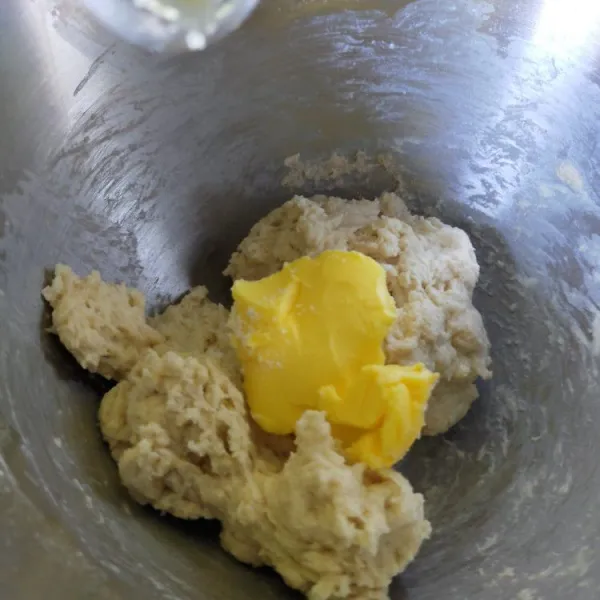 Masukan mentega dan sejumput garam, mixer kembali dan cukup sampai Kalis.
