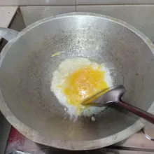 Sisihkan bumbu lalu goreng telur orak-arik.