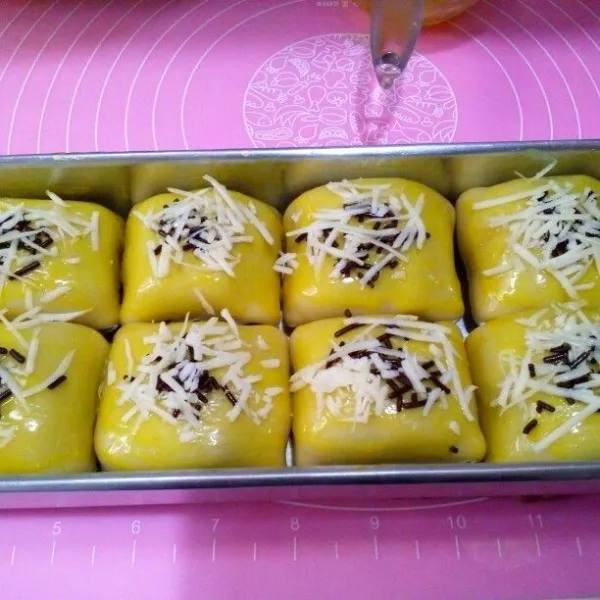 Oles permukaan bolen dengan kuning telur. Beri topping sesuai selera. Lalu oven sampai matang. 10 menit sebelumnya oven sudah dipanaskan ya. Saya dengan oven tangkring, 20 menit di rak bawah & 15 Menit di rak atas.