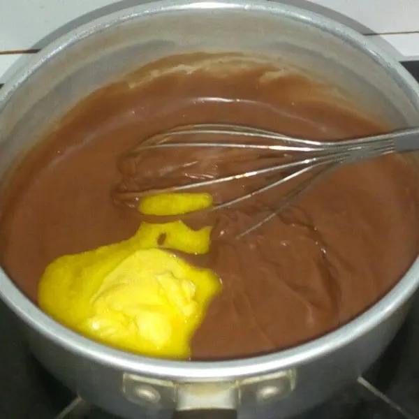 Masak sampai meletup letup lalu masukan margarin aduk sampai tercampur rata, angkat tutup dengan plastik wrap sisihkan hingga dingin.