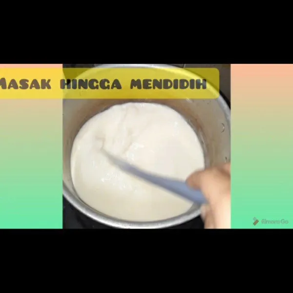 Masak susu cair, 1 bungkus agar-agar plain, ¼ sdt garam dan 120 gr gula pasir hingga mendidih.
