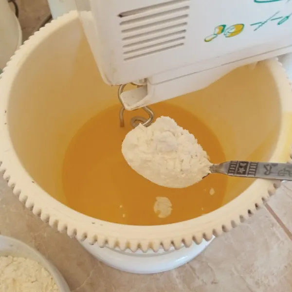 Kemudian pindahkan wadah, masukkan terigu sedikit sedikit sambil diuleni.