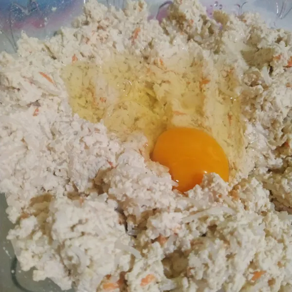 Masukan telur, garam, merica bubuk, dan kaldu bubuk. Aduk hingga tercampur rata.