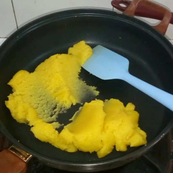 Aduk rata masak selama 2 menit Dan biarkan benar benar dingin.