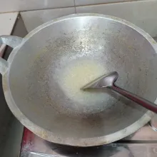 Panaskan sedikit minyak lalu tumis bumbu bawang hingga harum.