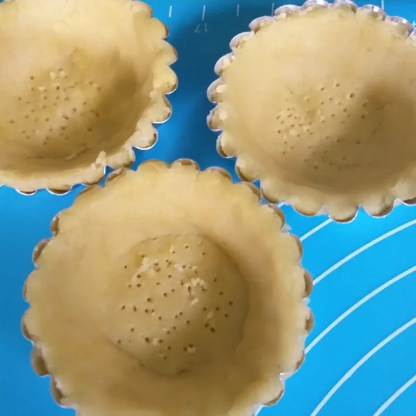 Cetak crust di loyang pie dan tusuk dengan garpu. Sisihkan.