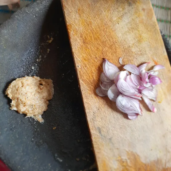 Ulek bumbu halus (bawang putih, ketumbar, merica, jahe, garam) dan iris bawang merah