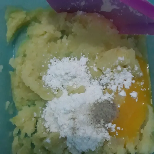 Bahan kulitnya : haluskan kentang lalu campurkan tepung terigu, kuning telur, merica bubuk, garam aduk sampai merata.