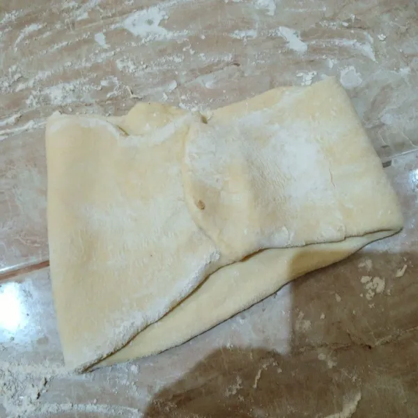 Pipihkan adonan, isi dengan korsvet. Bentuk amplop kemudian pipihkan lagi.