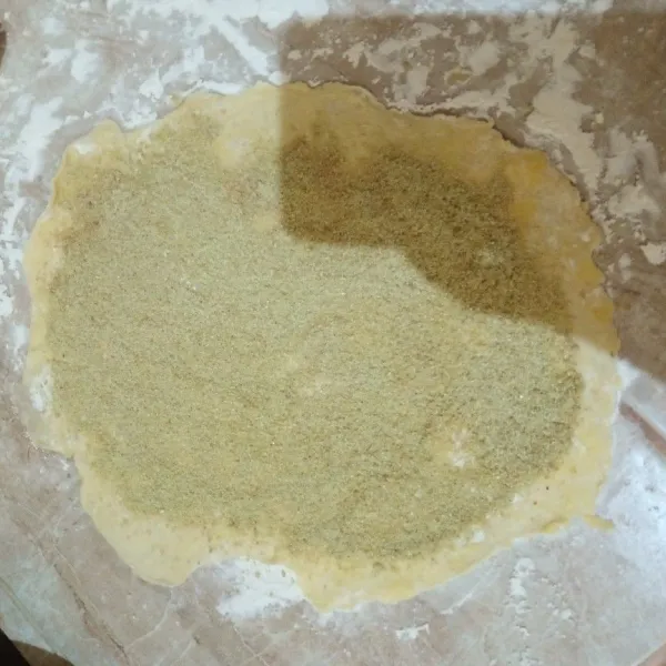 Taburi dengan filling diatas adonan yang sudah dipipihkan tadi.