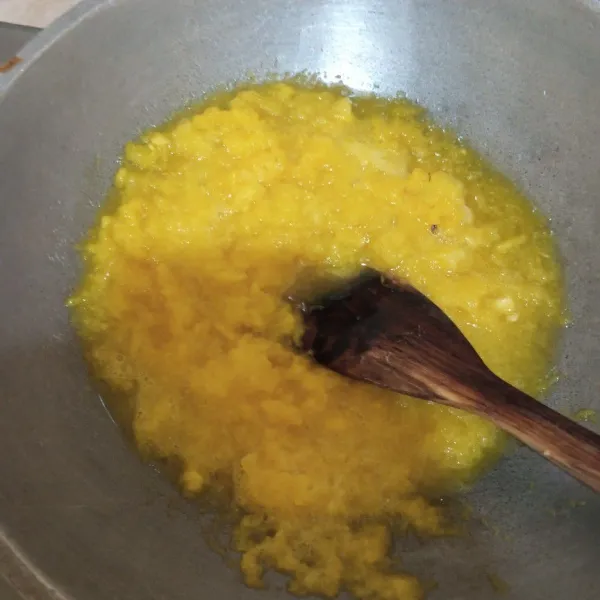 Siapkan wajan, tumis nanas sampai airnya menyusut.