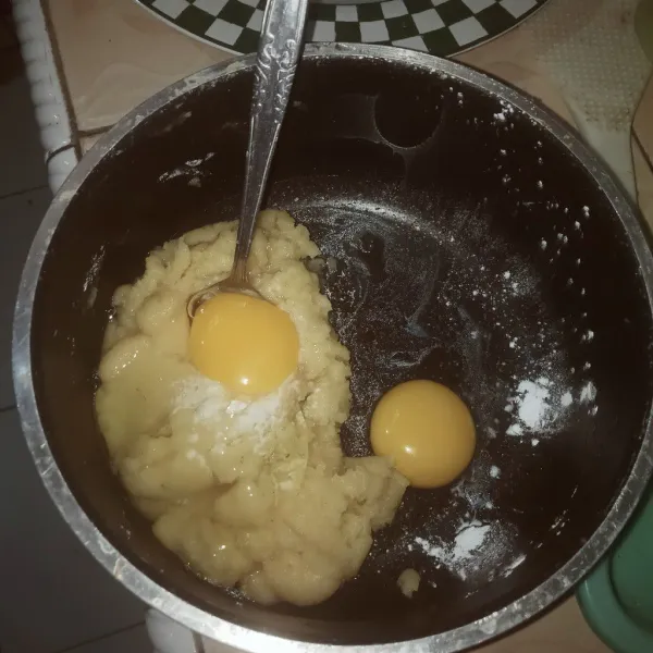 Masukan kuning telur satu per satu atau secara bertahap sampai menjadi adonan.