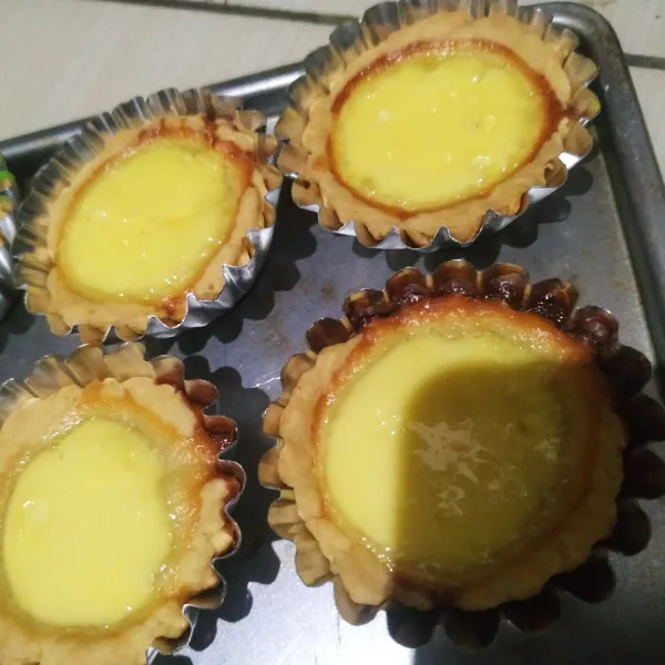 Panggang selama 30 menit sampai matang. Sesuaikan oven masing-masing. Angkat, dinginkan. Keluarkan dari cetakan.