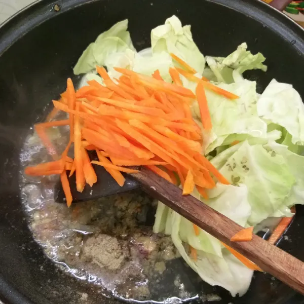 Masukkan wortel dan kol. Masak sampai sayur layu.
